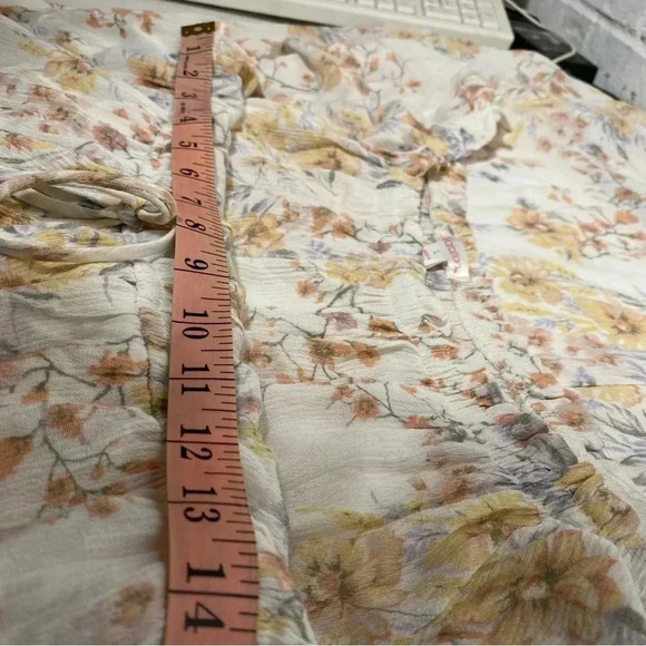 Floral Shorts Romper With Train Size L Off The Shoulder Sleeves Yellow and White - Picture 4 of 14